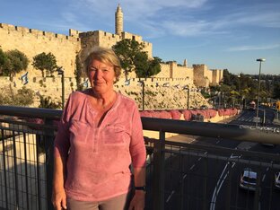 Frau vor Stadtmauer Jerusalem